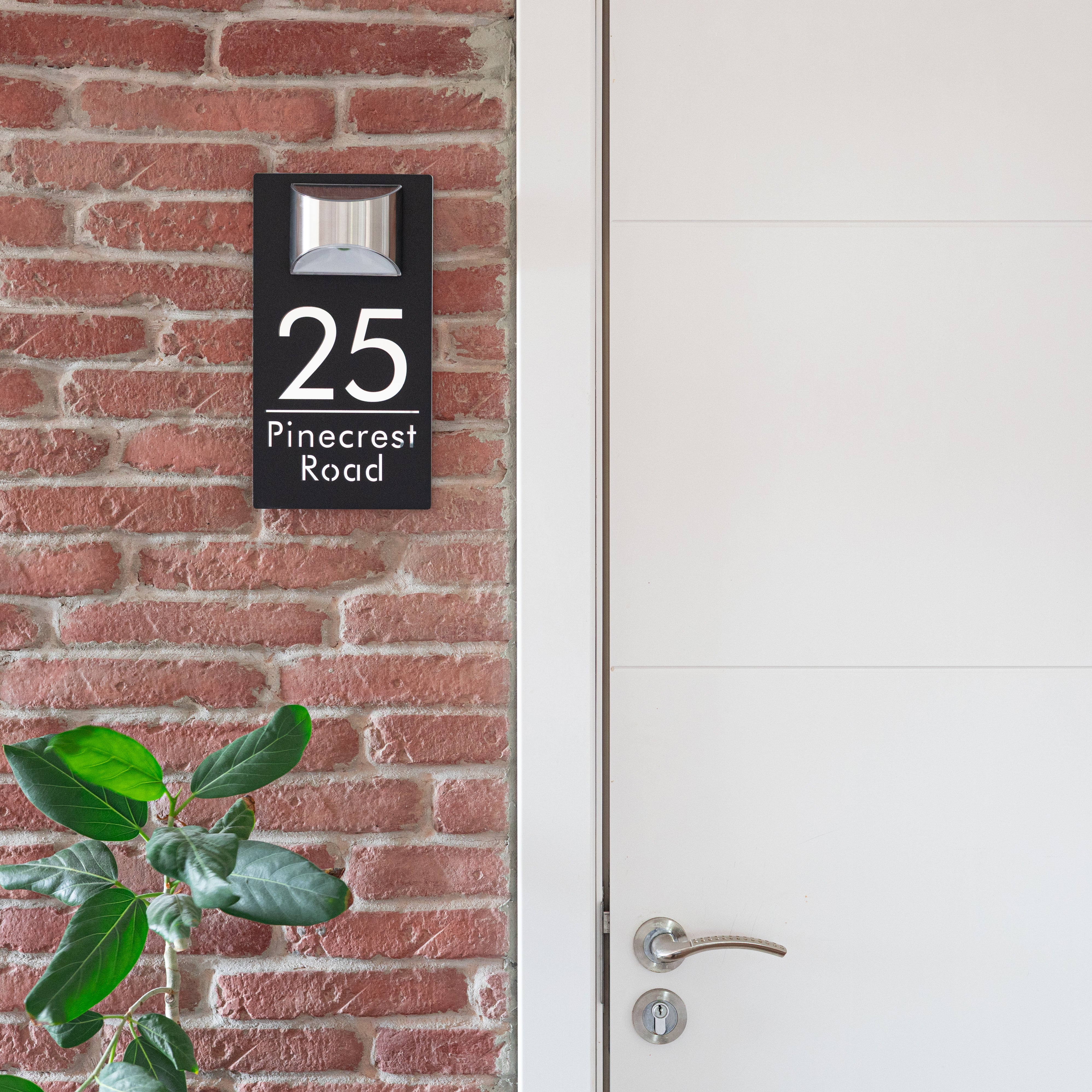 Huisnummerbord op zonne-energie – verlicht – moderne bewegwijzering voor buitenmuur