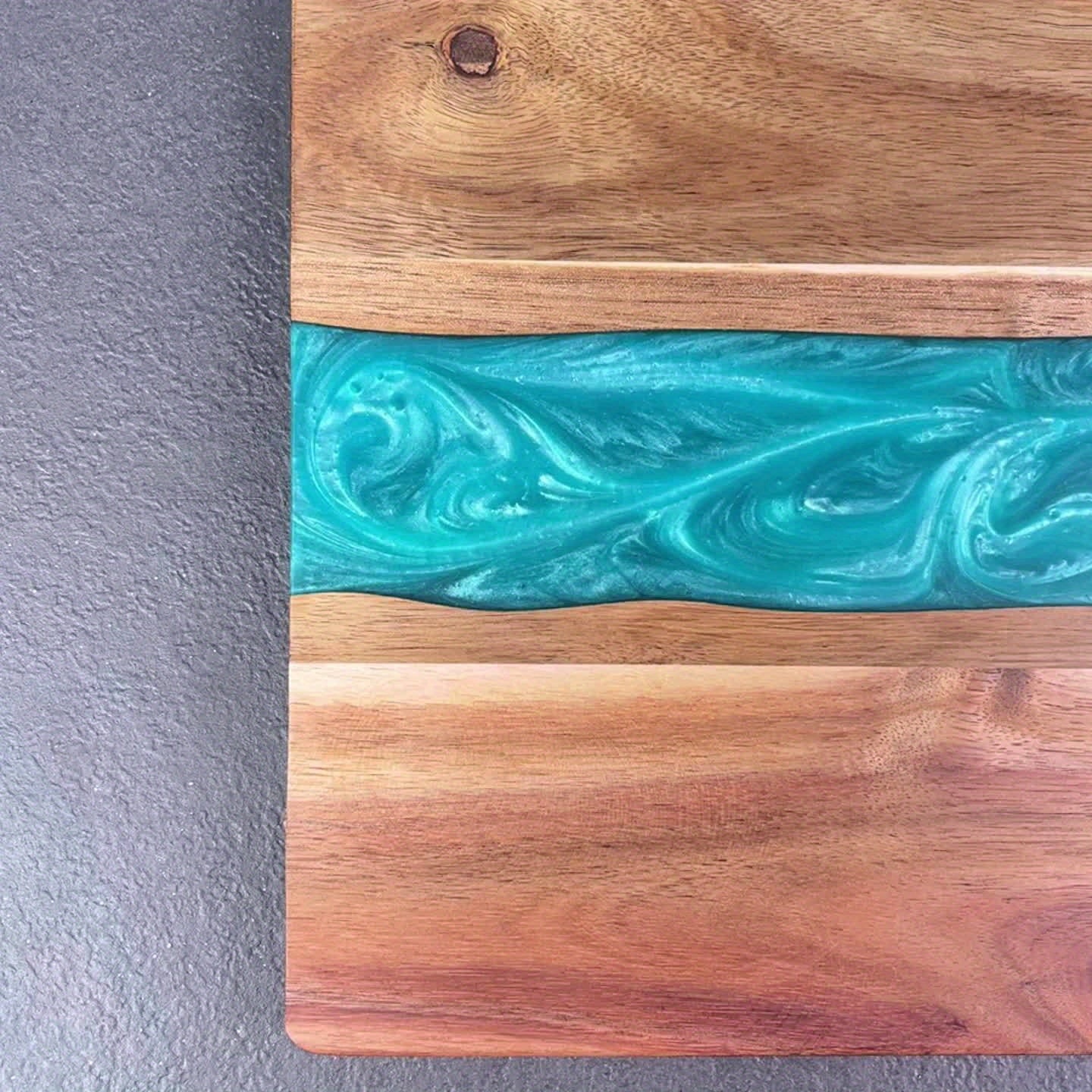Schneidebrett Akazienholz – Resin River – Servierbrett Charcuterie Küche