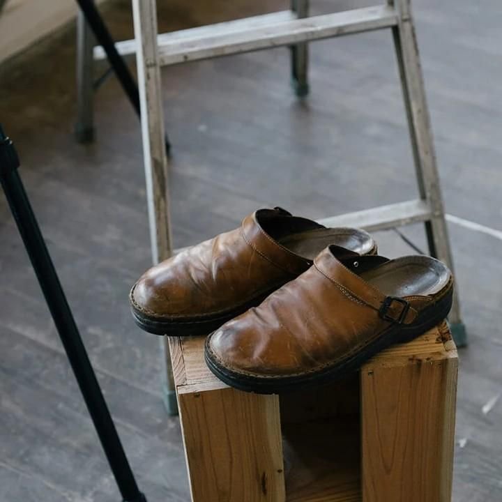 Luvikar InstepClog – Leder Clog mit verstellbarer Schnalle