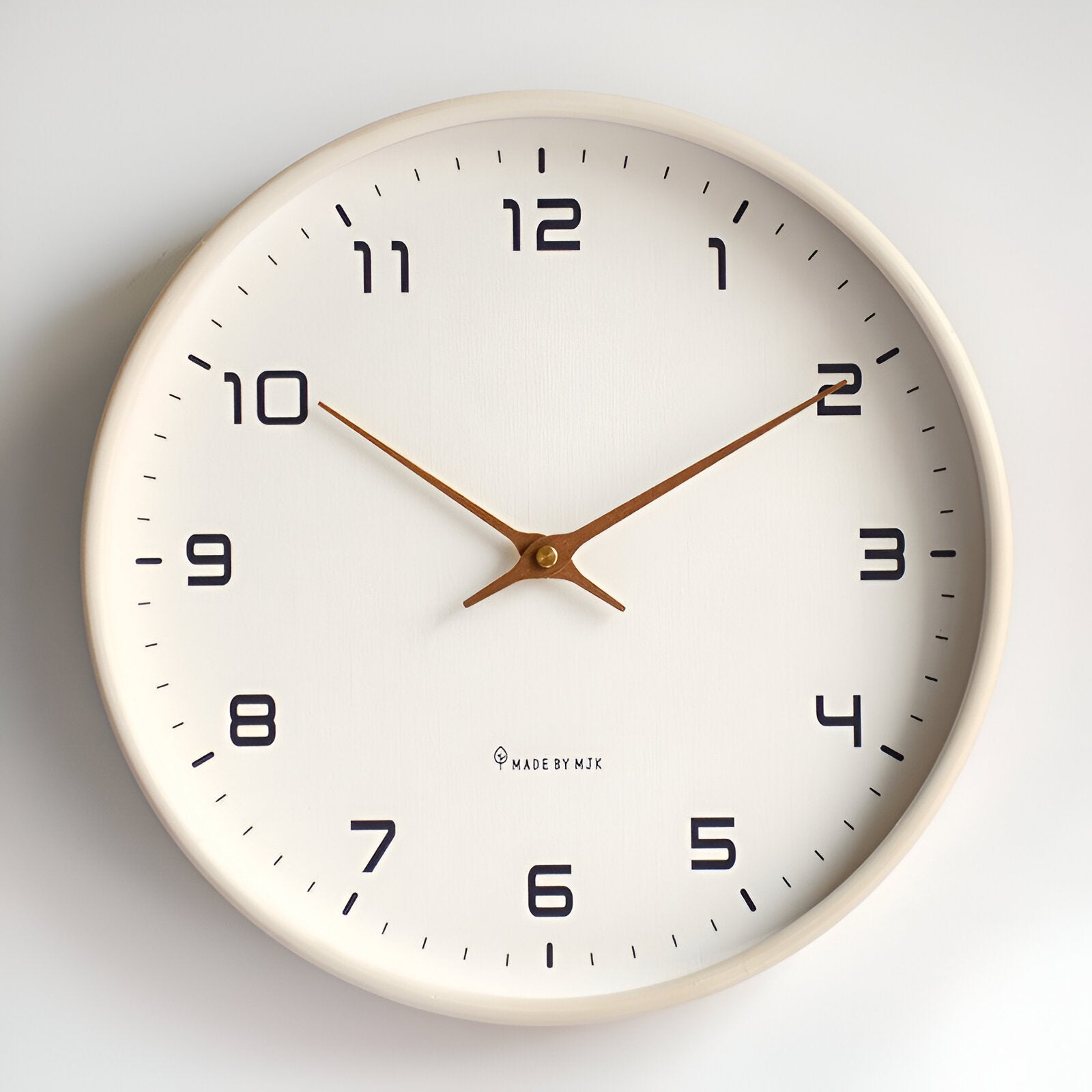 Wanduhr Holzrahmen – Große Zahlen – Für Wohnzimmer & Büro