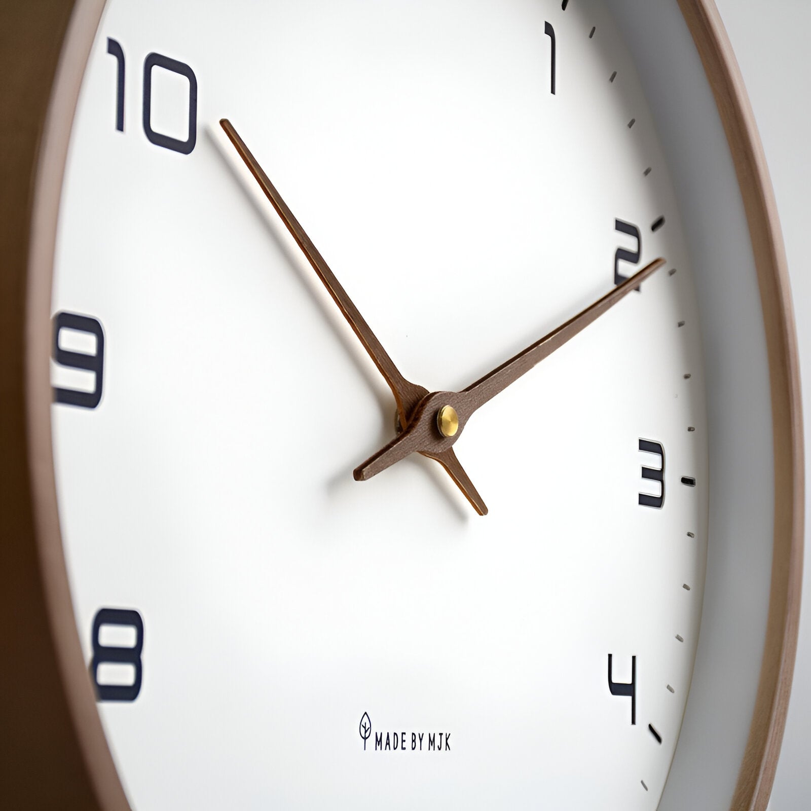 Wanduhr Holzrahmen – Große Zahlen – Für Wohnzimmer & Büro