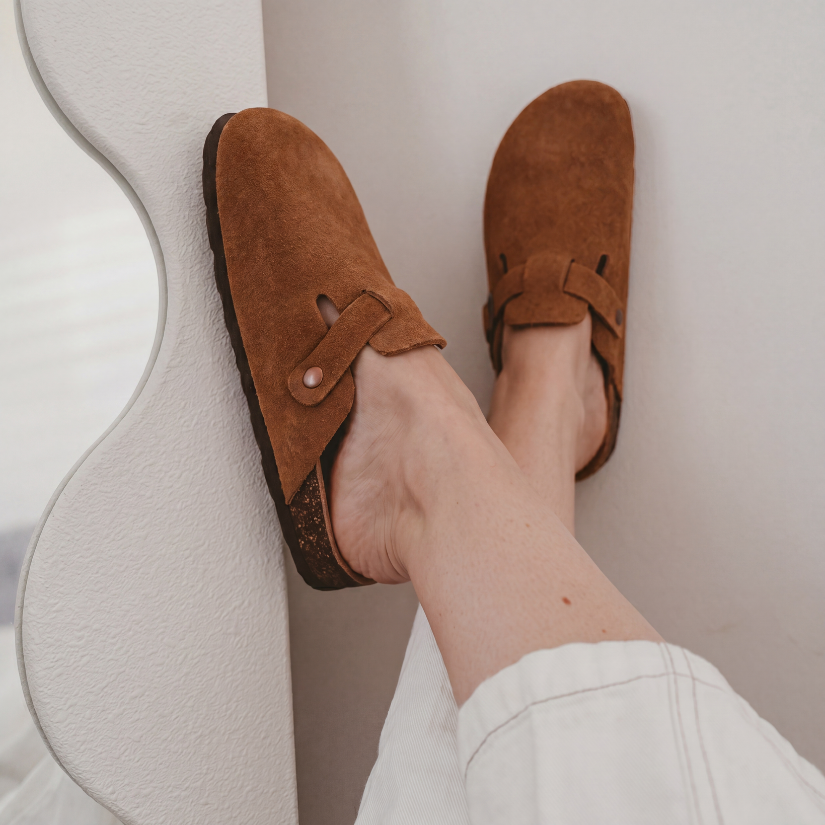 Luvikar ComfortClog – Suède Hausschuh mit Fußgewölbestütze
