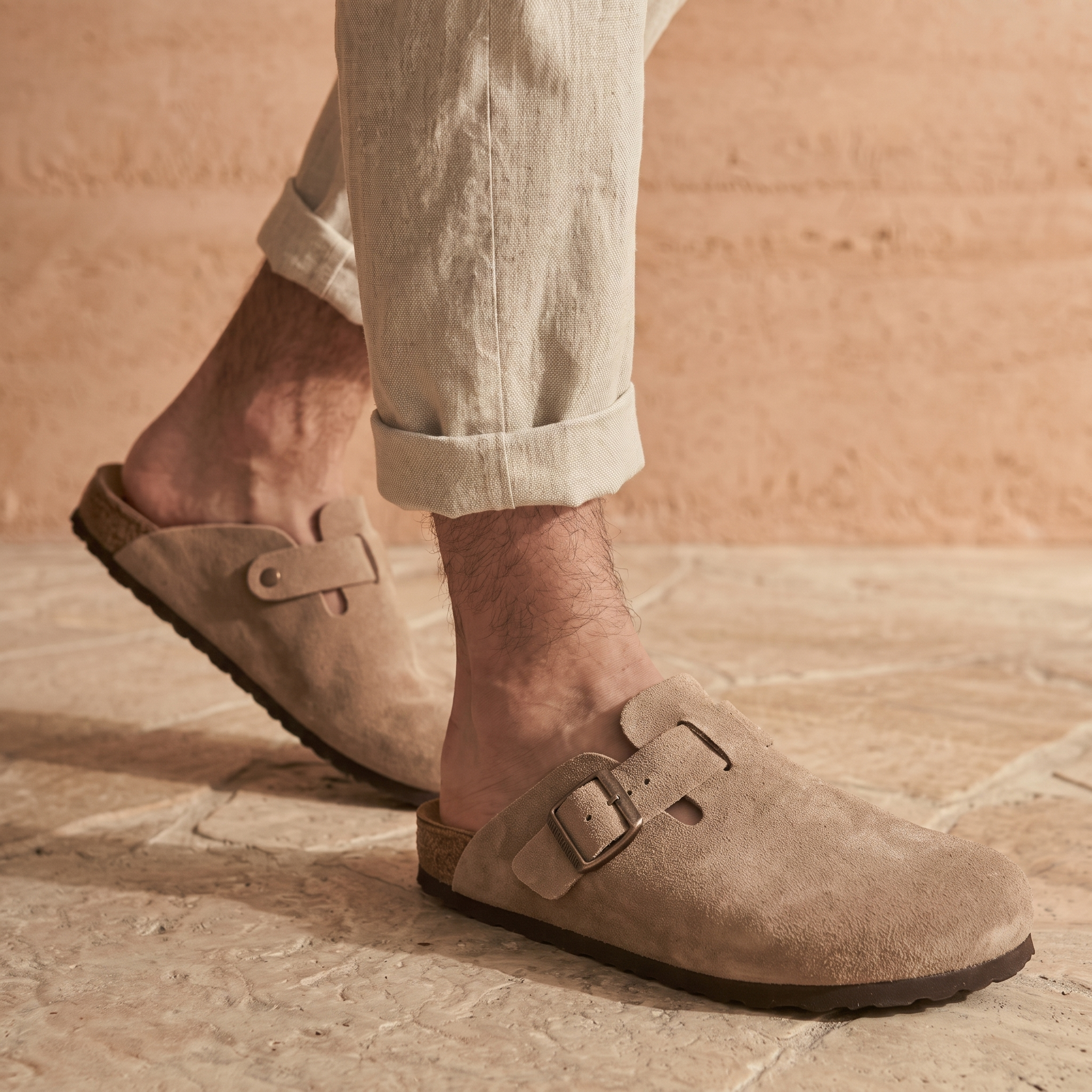 Luvikar ComfortClog – Suède Hausschuh mit Fußgewölbestütze