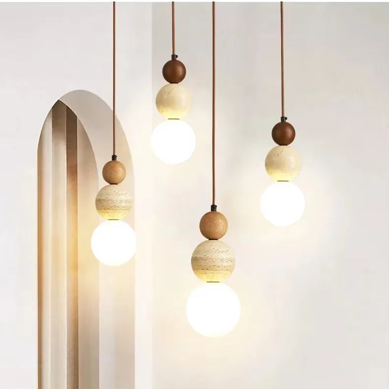 Hängeleuchte mit Glaskugel – Holzdetails – Für Wohnzimmer und Esstisch