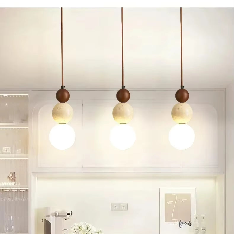 Hängeleuchte mit Glaskugel – Holzdetails – Für Wohnzimmer und Esstisch
